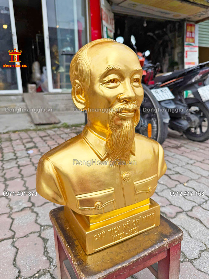 Từng đường nét trên pho tượng Bác được chế tác tinh xảo